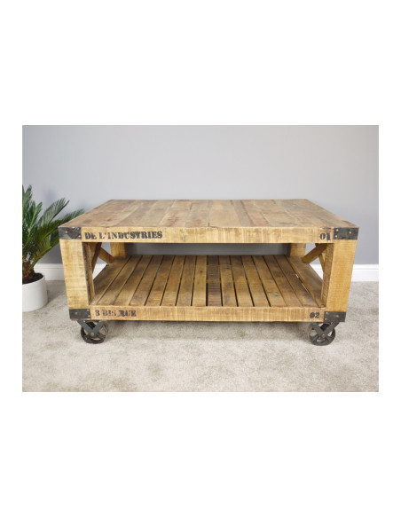 Table basse style indus en bois massif sur roues
