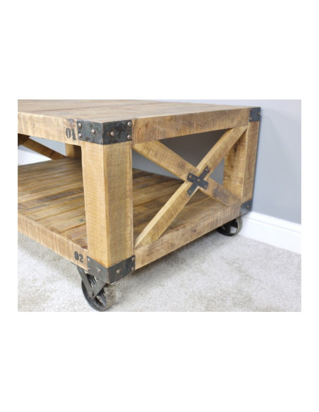 Table basse style indus en bois massif sur roues
