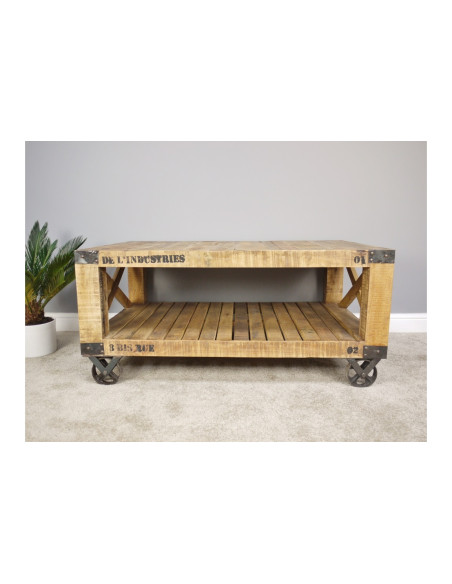 Table basse style indus en bois massif sur roues