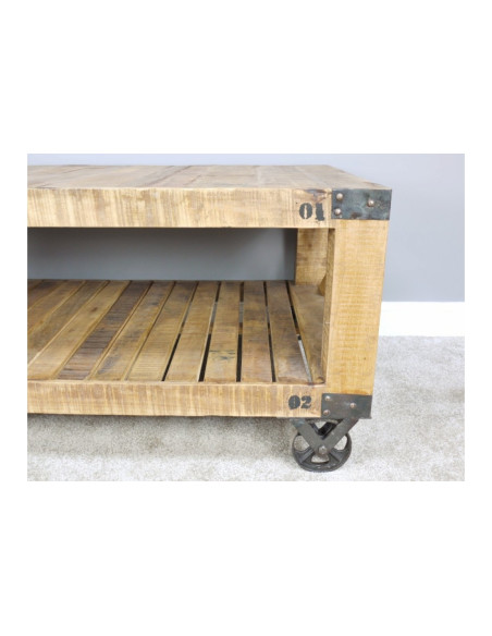 Table basse style indus en bois massif sur roues