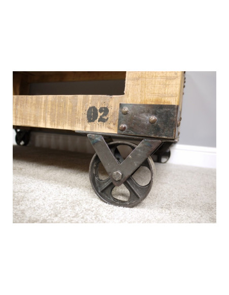 Table basse style indus en bois massif sur roues