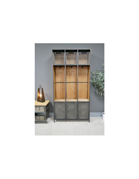 Vestiaire avec casiers et corbeilles grillagées