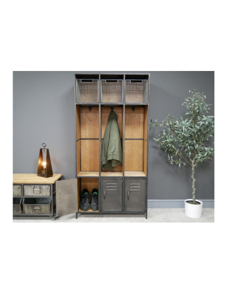 Vestiaire avec casiers et corbeilles grillagées