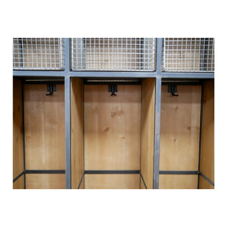 Vestiaire avec casiers et corbeilles...
