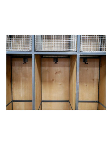 Vestiaire avec casiers et corbeilles grillagées