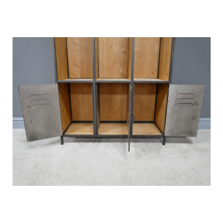 Vestiaire avec casiers et corbeilles...