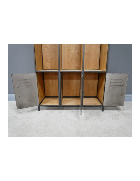 Vestiaire avec casiers et corbeilles grillagées