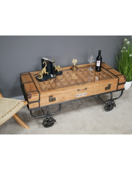 Table basse valise style indus en bois et verre sur roues