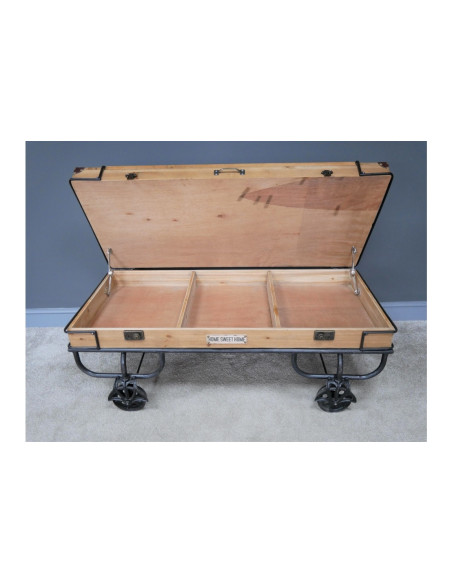 Table basse valise style indus en bois et verre sur roues
