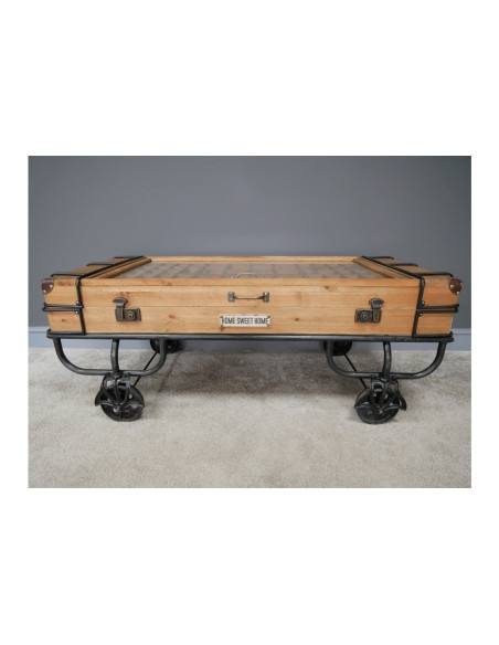 Table basse valise style indus en bois et verre sur roues