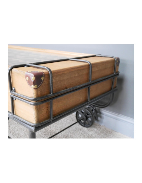 Table basse valise style indus en bois et verre sur roues