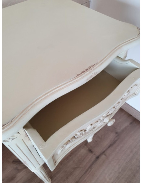Table de chevet 2 tiroirs en acajou finition vieillie crème Valbonne
