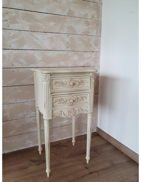Table de chevet 2 tiroirs en acajou finition vieillie crème Valbonne