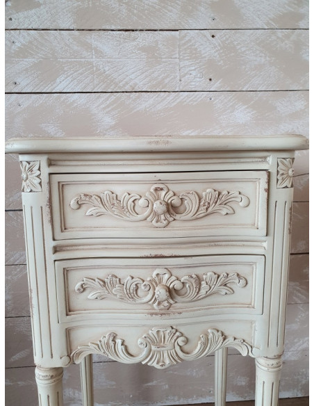 Table de chevet 2 tiroirs en acajou finition vieillie crème Valbonne