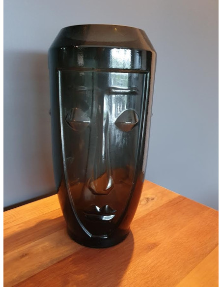Vase minimaliste avec têtes