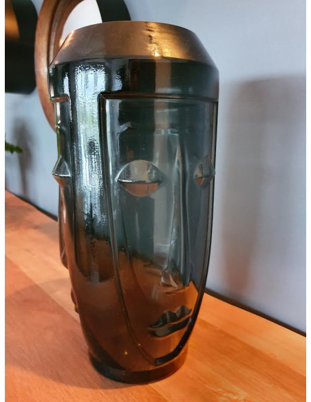 Vase minimaliste avec têtes
