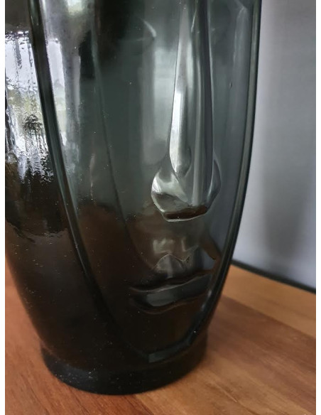 Vase minimaliste avec têtes