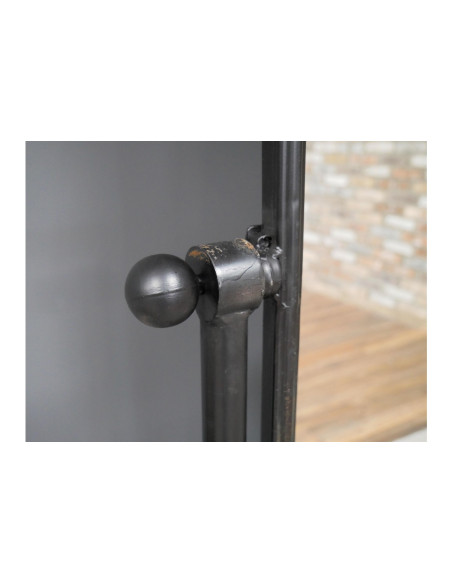 Miroir ovale sur chevalet industriel