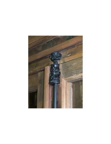 Armoire vitrine en pin vieilli