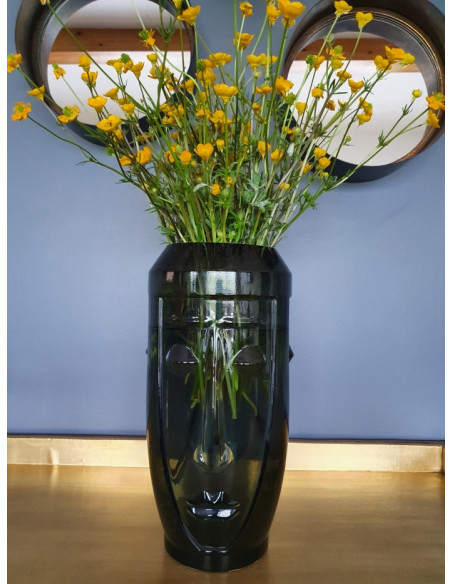 Vase minimaliste avec têtes