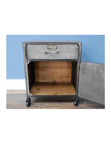 Table de chevet sur roulettes style indus