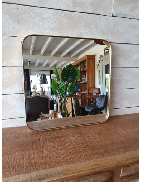 Miroir carré en métal doré avec bouts arrondis