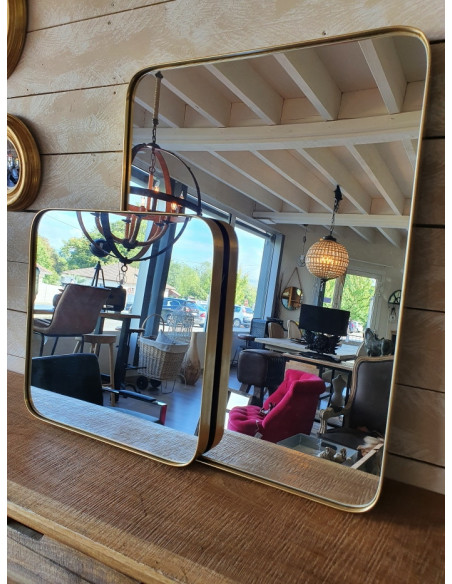 Miroir carré en métal doré avec bouts arrondis