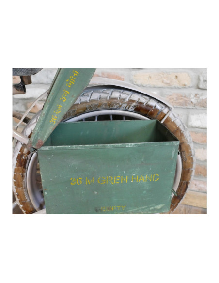 Rangement et décoration en forme de mobylette