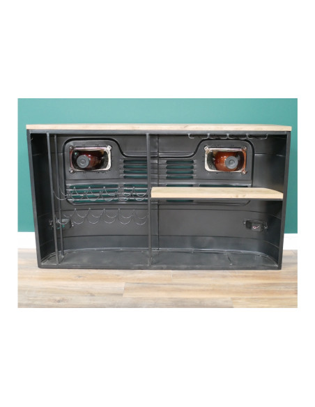 Bar comptoir en forme de calandre de vieux camion