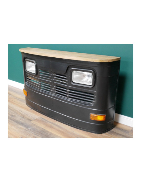 Bar comptoir en forme de calandre de vieux camion