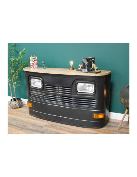 Bar comptoir en forme de calandre de vieux camion