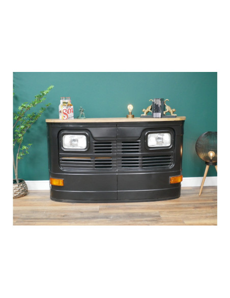 Bar comptoir en forme de calandre de vieux camion