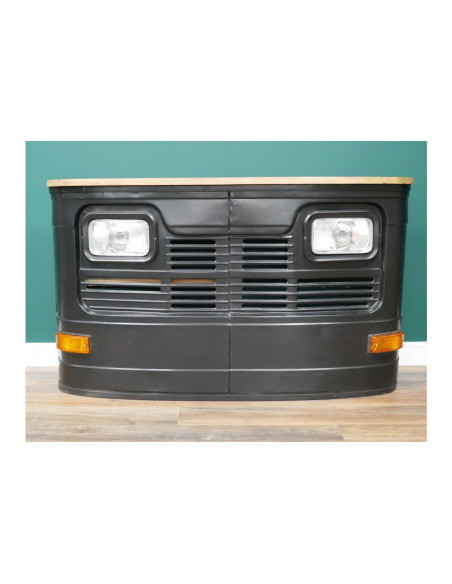 Bar comptoir en forme de calandre de vieux camion