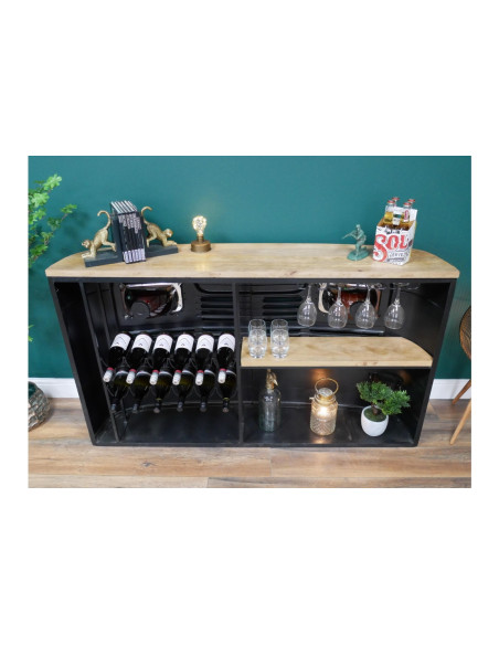 Bar comptoir en forme de calandre de vieux camion