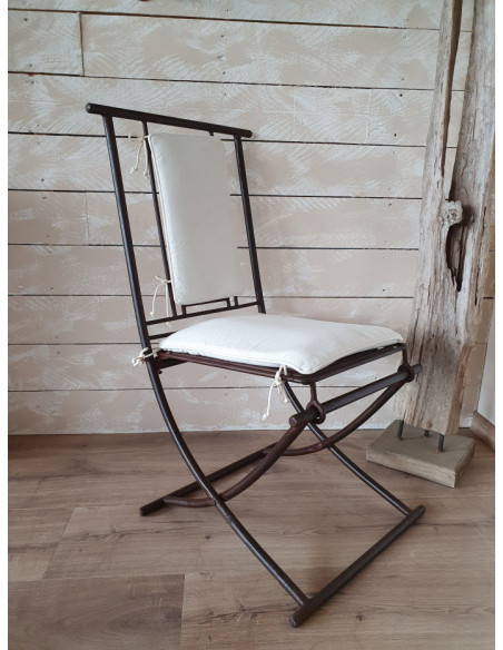 Chaise pliante en fer forgé avec coussins blancs