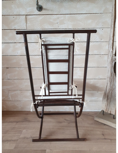 Chaise pliante en fer forgé avec coussins blancs