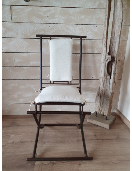 Chaise pliante en fer forgé avec coussins blancs