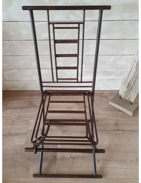 Chaise pliante en fer forgé avec coussins blancs