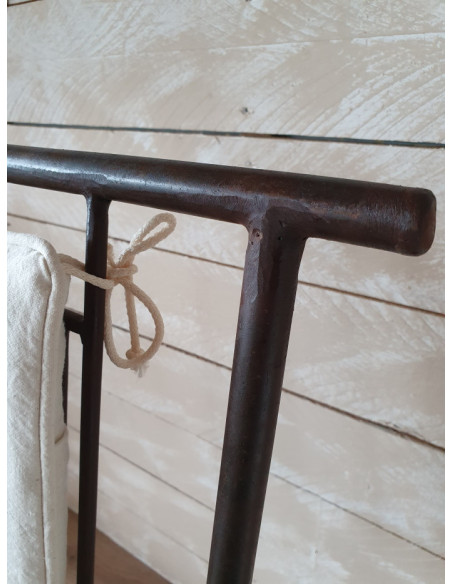 Chaise pliante en fer forgé avec coussins blancs