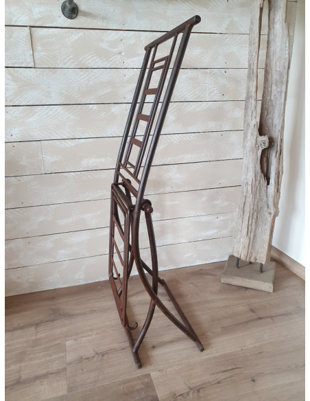 Chaise pliante en fer forgé avec coussins blancs