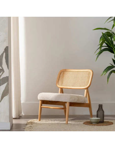 Fauteuil bas en bois clair assise tissu bouclette