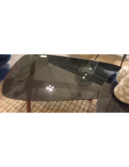 Table basse avec plateau en verre et piètement original