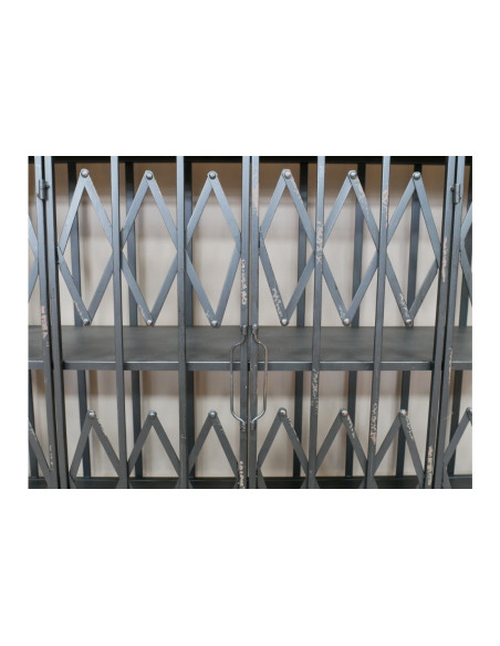 Meuble industriel grillagé sur roulettes