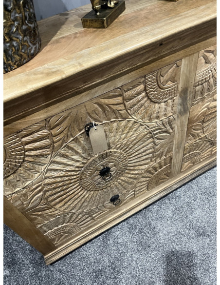 Commode en bois massif aux 6 tiroirs sculptés