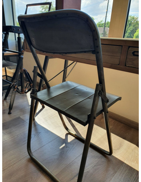 Chaise pliante en métal brossé de style Indus