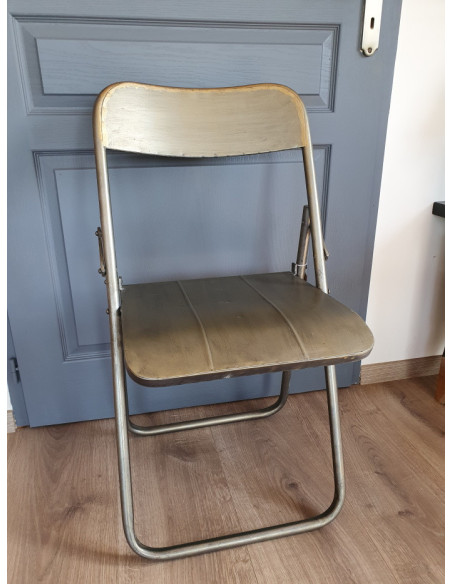 Chaise pliante en métal brossé de style Indus