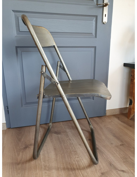 Chaise pliante en métal brossé de style Indus