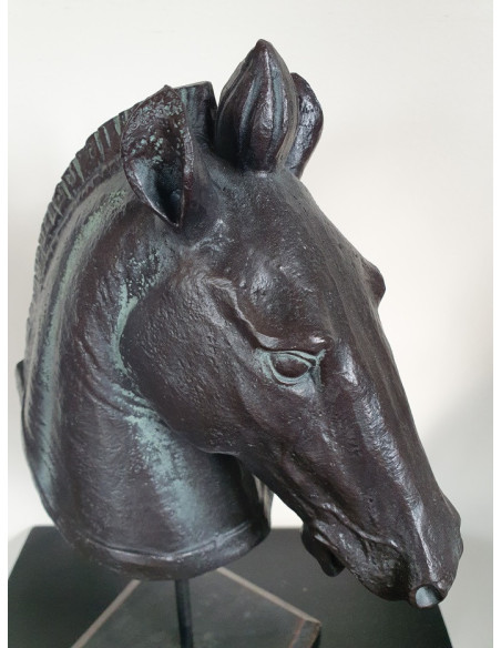 Statue tête de cheval sur socle