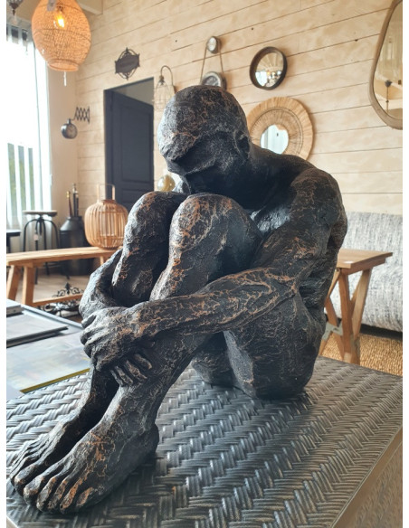Statue homme assis en résine 40 cm