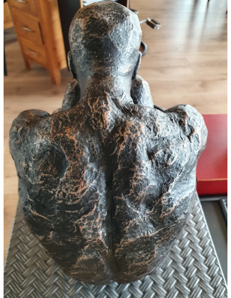 Statue homme assis en résine 40 cm